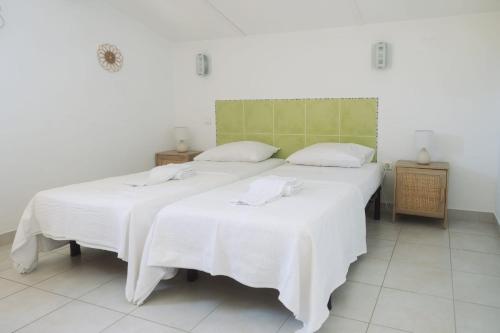 เตียงในห้องที่ Résidence Canava