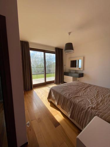 ein Schlafzimmer mit einem Bett und einem großen Fenster in der Unterkunft Villa Ormalute in Pozzuoli