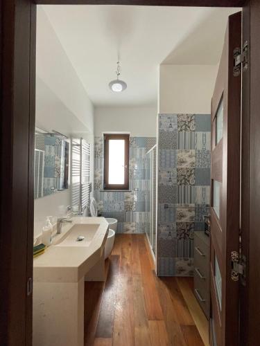ein Badezimmer mit zwei Waschbecken, einer Badewanne und einer Dusche in der Unterkunft Villa Ormalute in Pozzuoli