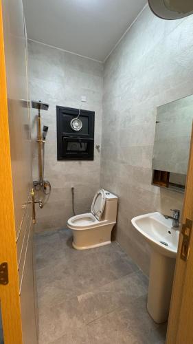 ein Badezimmer mit Toilette und Waschbecken in der Unterkunft Arlo Oman in Firq