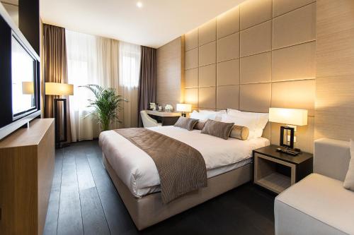 Postel nebo postele na pokoji v ubytování Dominic Smart & Luxury Suites - Republic Square