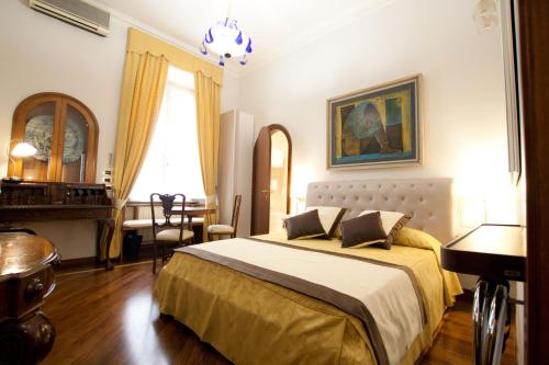 ローマにあるGuesthouse Borromeo Romaのベッドルーム(ベッド1台、テーブル、ピアノ付)
