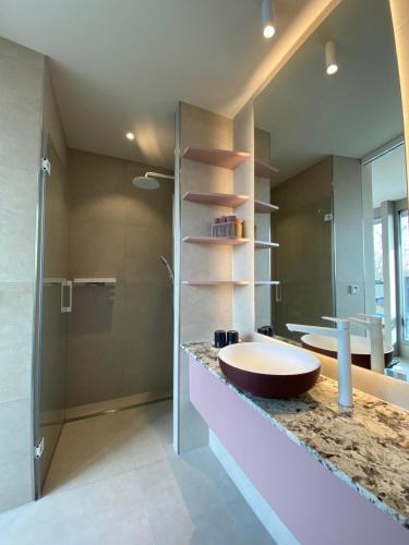 a bathroom with two sinks and a shower at Rex Palast in Memmingen