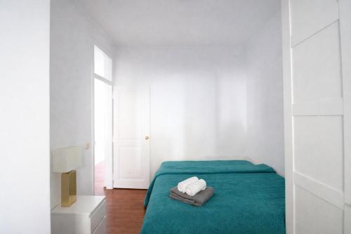 Campo de Ourique Portuguese 2-bedroom apartment with backyard