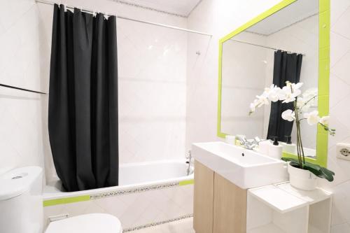 Campo de Ourique Portuguese 2-bedroom apartment with backyard