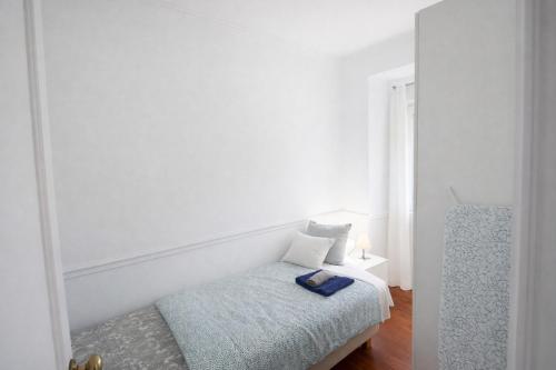 Campo de Ourique Portuguese 2-bedroom apartment with backyard