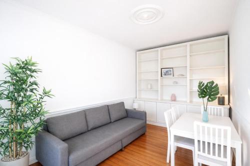 Campo de Ourique Portuguese 2-bedroom apartment with backyard