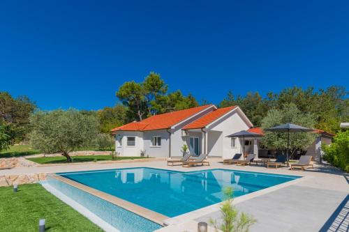 Villa Green Escape: Your Serene Family Getaway Awaits