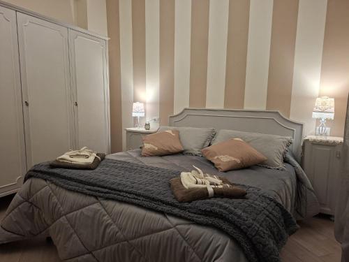 a bedroom with a bed with two towels on it at La Petite Maison d'Emilie in Lauria Inferiore