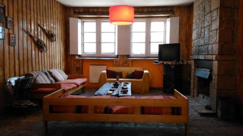 a living room with a couch and a coffee table at Portezuelo del Viento - Hostel de Montaña in Las Cuevas