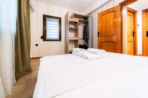 Rustic Cat - Sleeps 8 - Free Parking