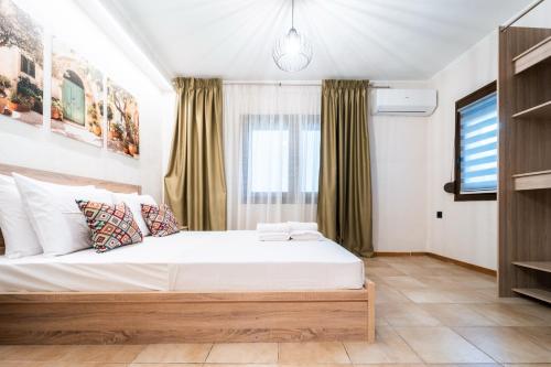 Rustic Cat - Sleeps 8 - Free Parking
