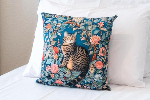 Rustic Cat - Sleeps 8 - Free Parking