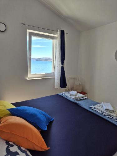 a bedroom with a large bed with a window at Apartment Perla in Dinjiška