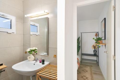 Modern flat with Andalusian patio, 5 min to center