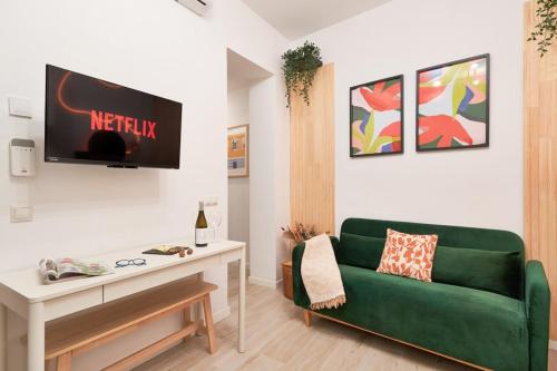 Modern flat with Andalusian patio, 5 min to center