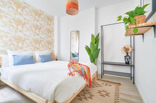 Modern flat with Andalusian patio, 5 min to center