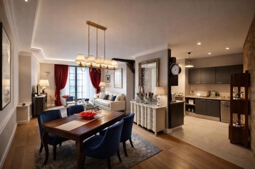 La Salamandre - Un écrin médiéval pour vos souvenirs - Imaginez-vous, réveillé par le murmure de Sarlat, dans un appartement spacieux et chaleureux, au cœur de la Cité classée - 2 chambres - Une magie à vivre sans modération - Réservez dès maintenant !