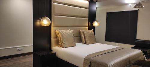 a bedroom with a bed with a black headboard and pillows at Pico Blue Ocean - Sea House in São Roque do Pico