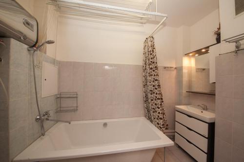 Bilik mandi di Kvartirov Apartment Shakhterov 42
