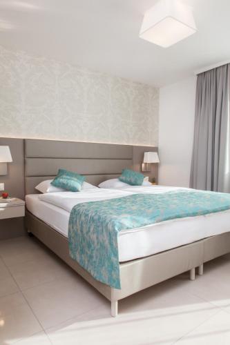 una camera da letto con un letto grande con cuscini blu di CITY STAY - Lindenstrasse a Zurigo