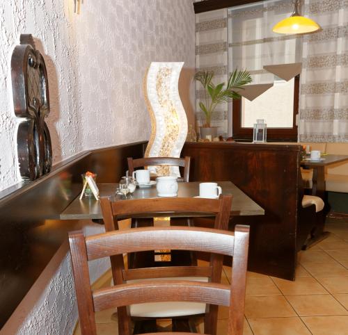 a dining room with a table and chairs at Hotel Hüttl - Garni in Worms