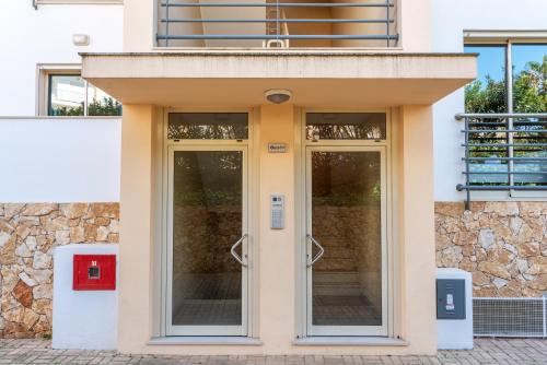 BnB Homes Ocean view Apartment with panoramic Terrace, 2 Swimming pools & Tennis court