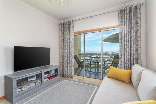 BnB Homes Ocean View Apartment with relax Terrace, 2 Swimming pools & Tennis court