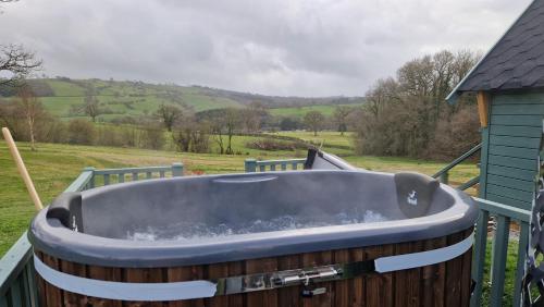 a large tub of water on a deck at Oak Hill Escape in Welshpool