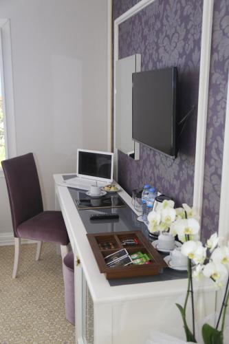 a room with a desk with a computer on it at Vivaldi Park Hotel in Ankara