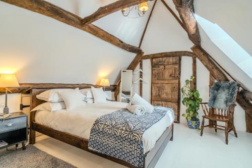 a bedroom with a bed and a desk and a chair at 4 Crown Cottages in Moreton in Marsh