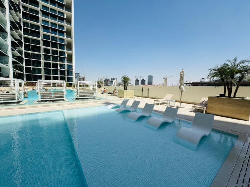 Amazing 1BR Apartment with Infinity Pool, City View