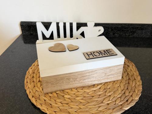 a cake for a mum with a milkshake box at Incanto dei sibillini- Piazza Perfetti 16 in Sarnano