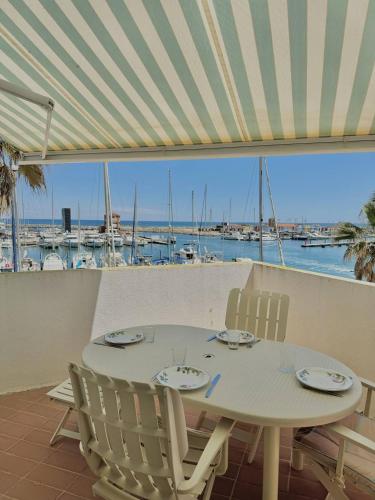 Superbe T2 avec vue sur le port et la mer avec parking privé 4RP221