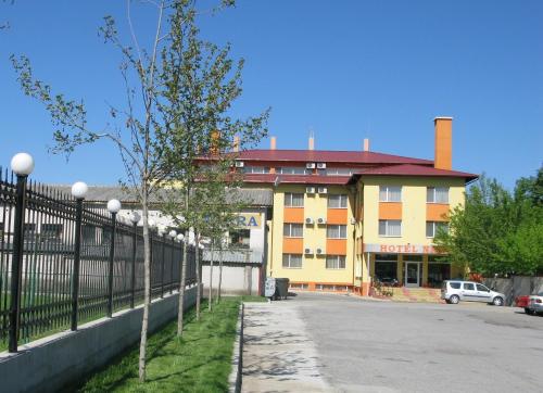 un bâtiment avec une clôture devant lui dans l'établissement Hotel Nakra, à Radnevo
