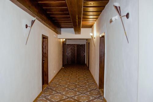 a corridor of a building with wooden ceilings and a hallway at zámek Kolštejn - hotel Chateau Goldenstein in Branná
