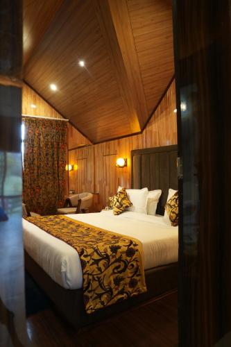 a bedroom with a large bed in a room at Green Inn in Pahalgām