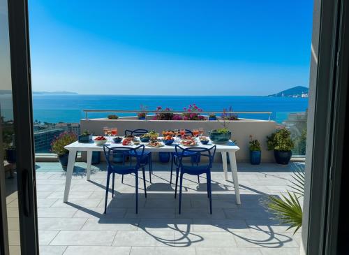 Suite avec 2 chambres d'hôtes pour 1 à 4 personnes avec vue mer, terrasse, parking privé, proche port et aéroport, petit déjeuner inclus
