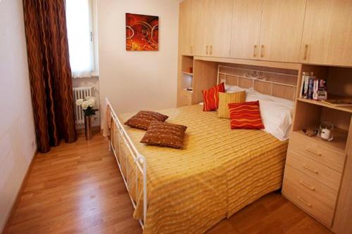 Cama o camas de una habitación en Tremezzo Residence-11 apartments to choose from in an exclusive residence by Italian Apartments