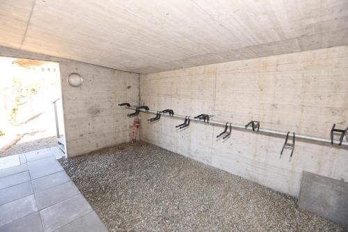 une pièce vide avec un mur et quatre lavabos dans l'établissement Chesa Randurel, à Pontresina