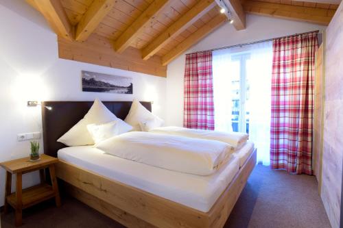 een slaapkamer met een groot bed in een kamer bij Ferienwohnungen Gerlach in Oberstdorf