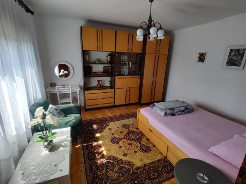 a small room with a bed and a couch at Šumarev konak in Valjevo