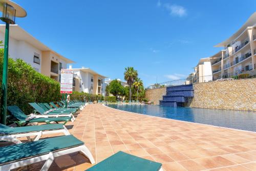 BnB Homes Ocean View Apartment with relax Terrace, 2 Swimming pools & Tennis court
