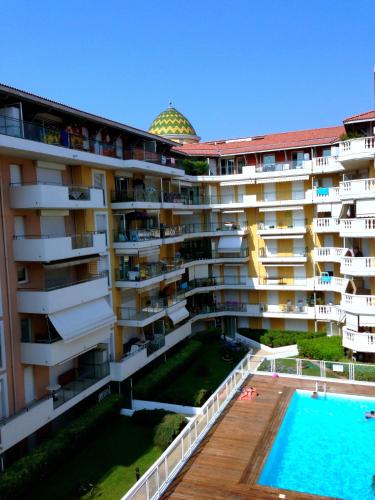 une vue aérienne d'un immeuble avec piscine dans l'établissement Studios Nice French Riviera, à Nice