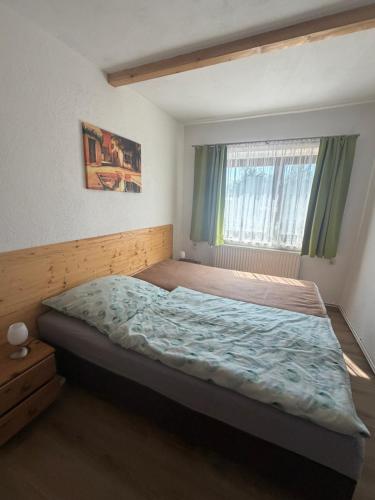 a bedroom with a bed and a window at Ferienwohnung Fam.Stecher in Malschwitz