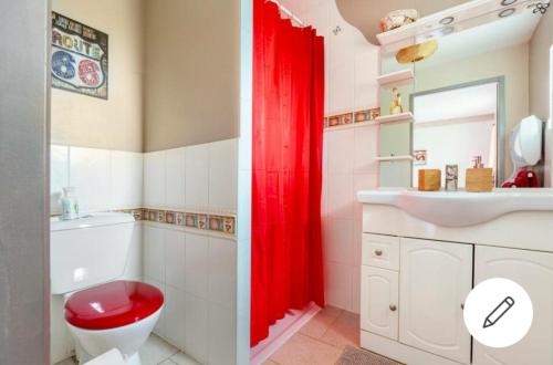 two pictures of a bathroom with a red shower curtain at Chez Cathie à Muret in Muret