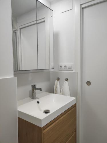 a bathroom with a sink and a mirror at Centro1 in Vilagarcia de Arousa