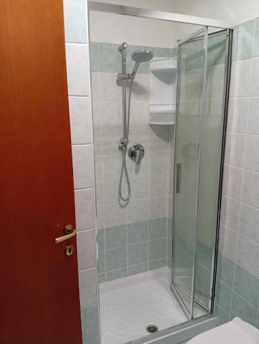 a bathroom with a shower with a glass door at Casa Rotary in Lugo