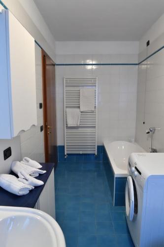a bathroom with a tub and a sink and a toilet at Agriturismo Memento in Follina