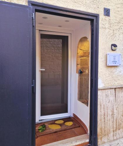 a door that is open to a door with a window at casa Carlos in Bari Palese